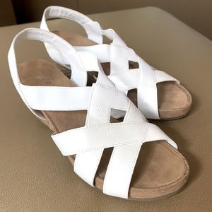 Wedge sandals in white